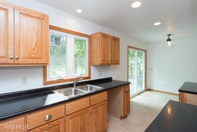 308 W 15th St N, Newton, IA 50208 - photo 4