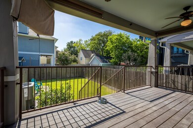 covered deck with ceiling fan