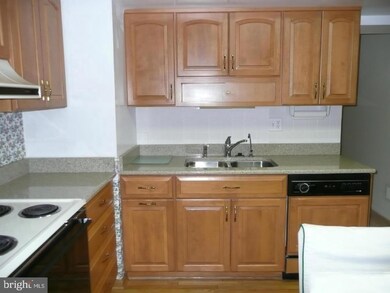 9692 Lindenbrook St, Fairfax, VA 22031 - photo 3