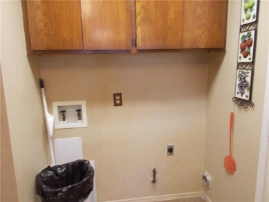 1725 W Wiley St, Shawnee, OK 74804 - photo 4