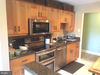 11409 Commonwealth Dr unit 302, Rockville, MD 20852 - photo 2