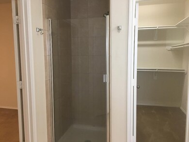  Shower & Walk-in Closet