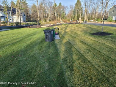 207 Hampshire Dr, Jefferson Township, PA 18436 - photo 2