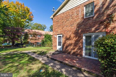 9710 Hagel Cir unit D, Lorton, VA 22079 - photo 3