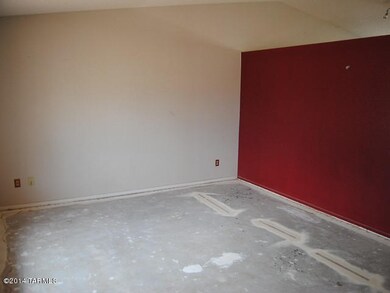 044-019989 LIVING ROOM
