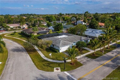 570 Oakwood Ln, Weston, FL 33326 - photo 3