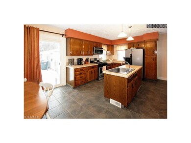 Beautifully updated Eat-in Kitchen, All Appliances