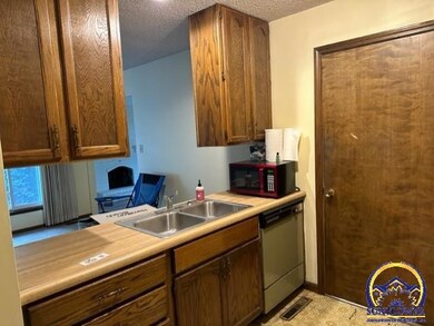 3561 SW Cambridge Ave, Topeka, KS 66614 - photo 2