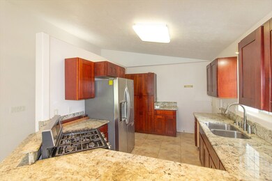 2566 Kilauea Ave unit B, Hilo, HI 96720 - photo 6