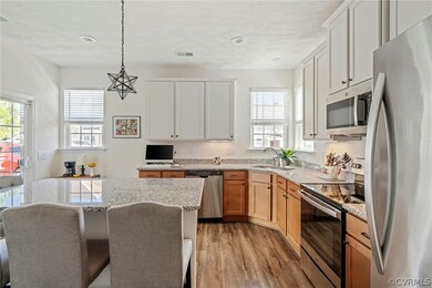 Granite, Island w/ seating, SS App, LVP, Walk-in P