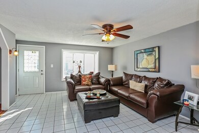 516 Apache Ave, Carpentersville, IL 60110 - photo 2