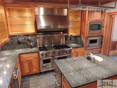 Gourmet Kitchen, notice all the counter space. Pen