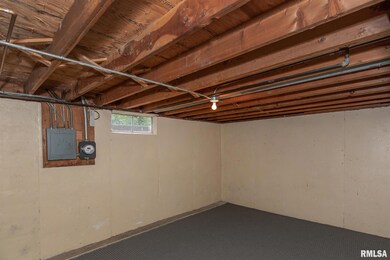 4634 Candlelight Dr, Davenport, IA 52806 - photo 7