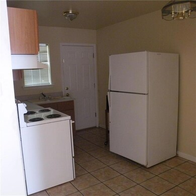 APT H    KITCHEN