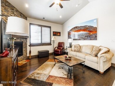 3_Family-Room_640x480_3620334