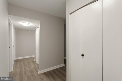 9810 Kingsbridge Dr unit 1, Fairfax, VA 22031 - photo 4