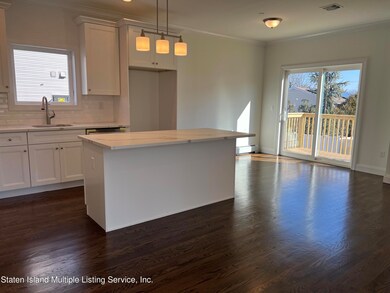 Eat-in Kitchen