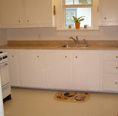 511 Pine St, Lakehurst, NJ 08733 - photo 4