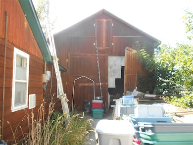 Garage/barn w/upstairs