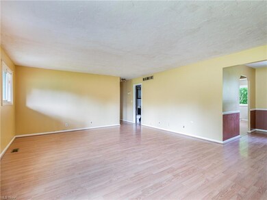 620 Robinhood Dr, Aurora, OH 44202 - photo 4