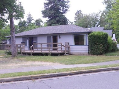 327 SW K St, Grants Pass, OR 97526 - photo 3