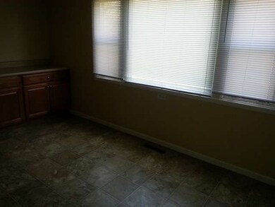 307 Amarillo Dr, Carpentersville, IL 60110 - photo 4