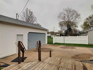 2108 W 35th St, Davenport, IA 52806 - photo 3