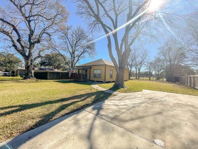 1511 W Dumble St, Alvin, TX 77511 - photo 2