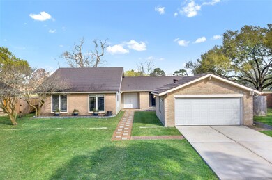 224 E Castle Harbour Dr, Friendswood, TX 77546 - photo 3