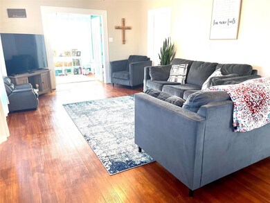 211 S Grand Ave, Gainesville, TX 76240 - photo 3