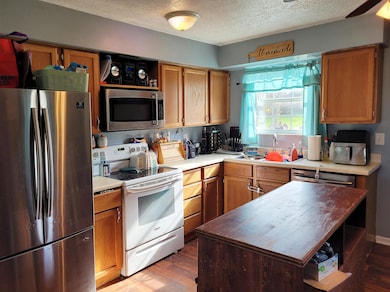 21 Cardinal Dr, Florence, KY 41042 - photo 2