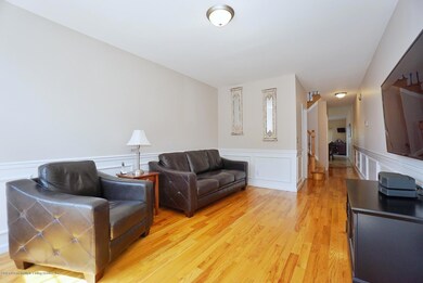 (2) LIVING ROOM