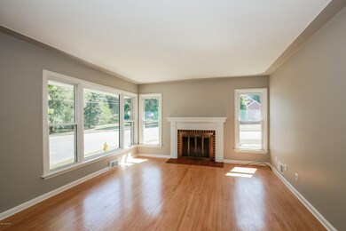 003-Living_Room-2929925-large