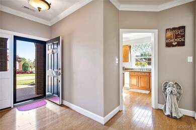 Foyer view into the eat-in kitchen