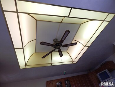 1401 W 7th St, Davenport, IA 52802 - photo 2