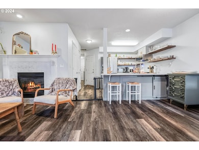 Living Room/Entrance