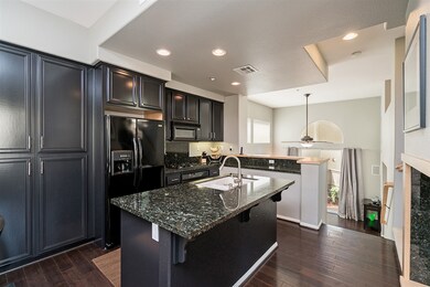 Beautiful Spacious Kitchen w/Granite Counters!