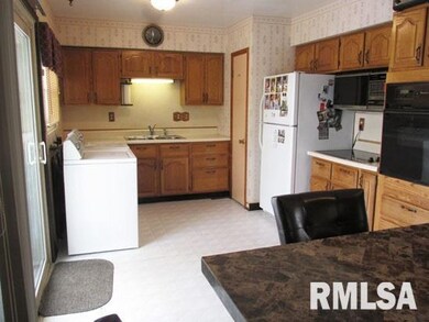 2604 W 13th St, Davenport, IA 52804 - photo 4