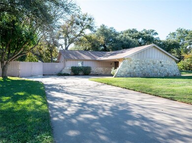 205 Granada Calle St, Granbury, TX 76049 - photo 4