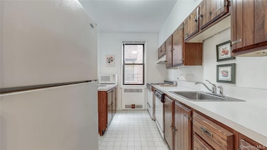 69-40 Yellowstone Blvd unit 407, Forest Hills, NY 11375 - photo 5