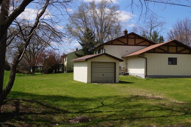 Side view extra garage
