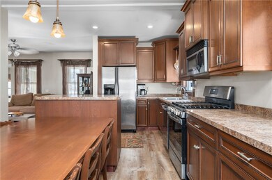 eat in kitchen dining area