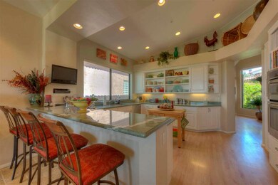 011_Kitchen and Breakfast Bar