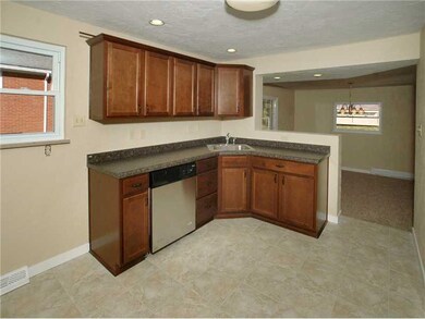 Kitchen. New ceramic floor,beautiful cabinets, sta