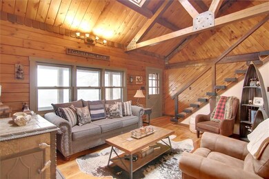 Living Room with Vaulted Ceilings exposing beautif