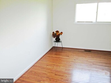 11728 Trophy Ct, Germantown, MD 20876 - photo 5