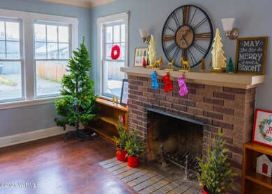 #5 Living Room, to front