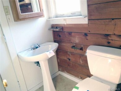Hall full bathroom