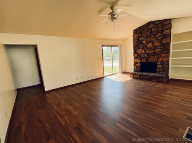 1607 N Hickory Ave, Broken Arrow, OK 74012 - photo 2