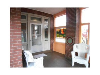 Entry/Foyer.